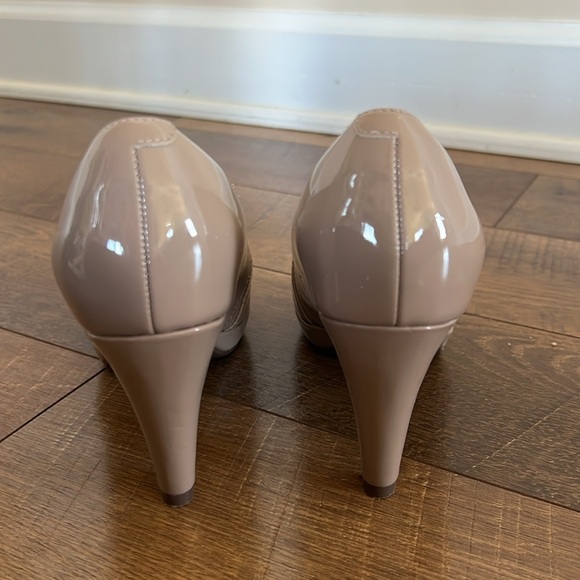 Clark’s Collection Tan Peep-Toe Heels - Picture 5 of 6